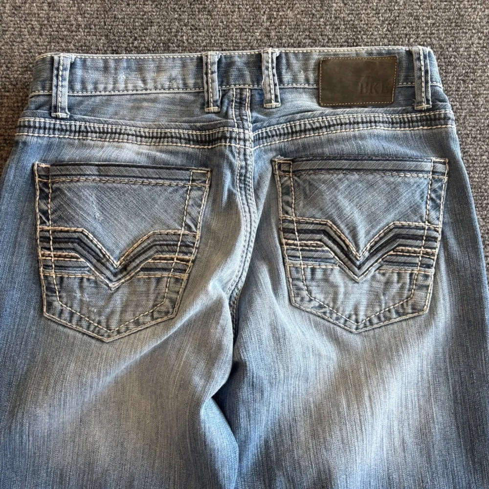 BKE Tyler Straight Leg Jeans Mens 29R Medium Wash Embroidered Heavy Stitch 29x30